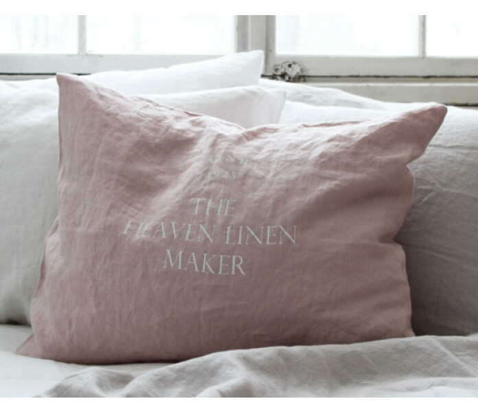 kainby heaven linen tyynyliina logolla vaalenapunainen roosa pellava dynvar med logo linne ljusrod rosa kuva