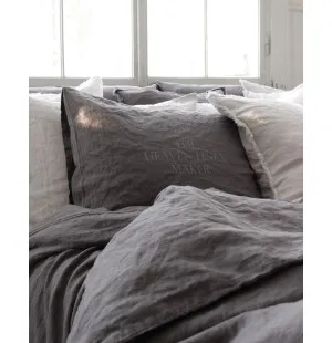 Käinby Heaven Linen tyynyliina logolla tummanharmaa 50x60cm kuva