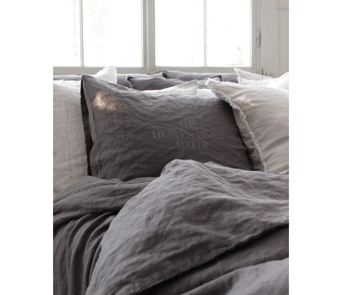 Kainby1925 Heavenlinen tyynyliina tummanharmaa logolla dynvar med logo morkgra kuva