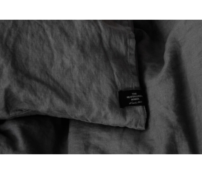 kainby heaven linen tyynyliina logolla tumanharmaa pellava morkgra linne dynvar kuva