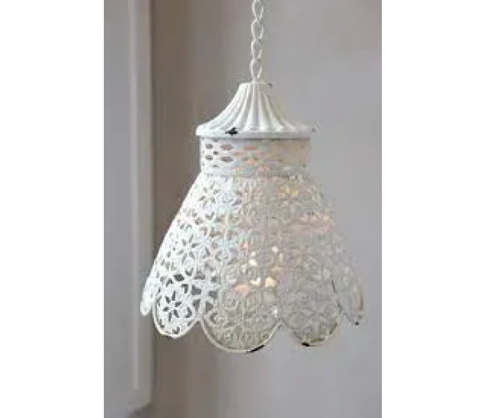 chic antique valkoinen pitsikoristeinen ripustettava lyhty tuikulle lapokynttilalle tuikkulyhty kuva