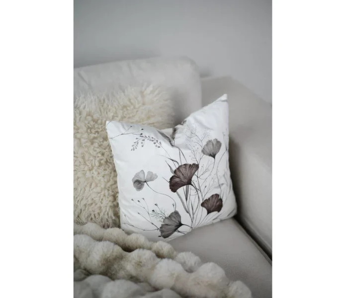 250318 444 09 tyyny tyynynpaallinen valkoinen kukat lehdet 2 kuva