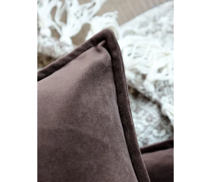 16109518 chic antique tummanruskea ruskea suklaa suklaanruskea tyynynpaallinen samettia 50 x 50 cm 2 kuva