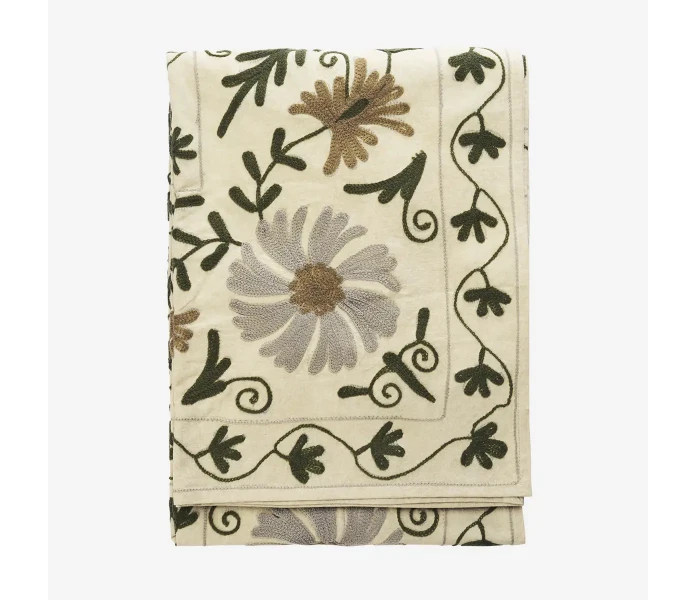 1024 03a madam stoltz brodeerattu torkkupeitto kuva