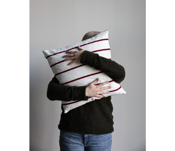 115111 karlstorp storefactory raita raidallinen tyynynpaallinen valkoinen punainen randig kuddfodral vit rod 50 x 50 cm 2 kuva