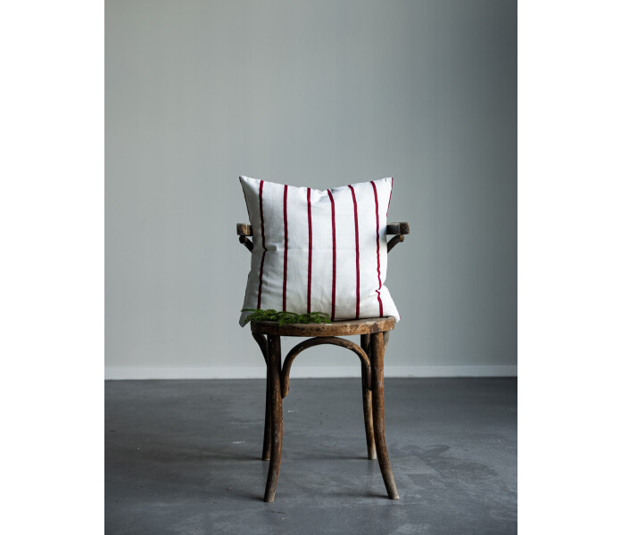 115111 karlstorp storefactory raita raidallinen tyynynpaallinen valkoinen punainen randig kuddfodral vit rod 50 x 50 cm 5 kuva