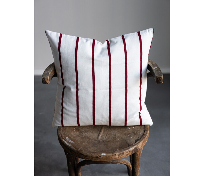 115111 karlstorp storefactory raita raidallinen tyynynpaallinen valkoinen punainen randig kuddfodral vit rod 50 x 50 cm 6 kuva
