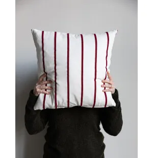 Storefactory Karlstorp raidallinen tyynynpäällinen valkoinen / punainen 48 × 48 cm kuva