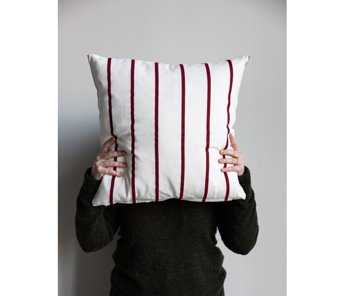 115111 karlstorp storefactory raita raidallinen tyynynpaallinen valkoinen punainen randig kuddfodral vit rod 50 x 50 cm kuva