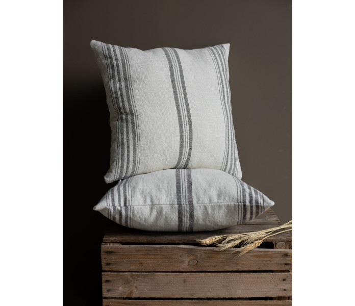 117108 karlevi storefactory raidallinen tyynynpaallinen vihrea pellava 45 x 45 cm 2 kuva