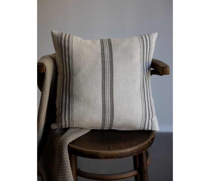 117108 karlevi storefactory raidallinen tyynynpaallinen vihrea pellava 45 x 45 cm kuva