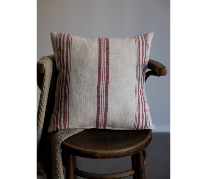 117110 karlevi storefactory raidallinen tyynynpaallinen punainen pellava 45 x 45 cm kuva