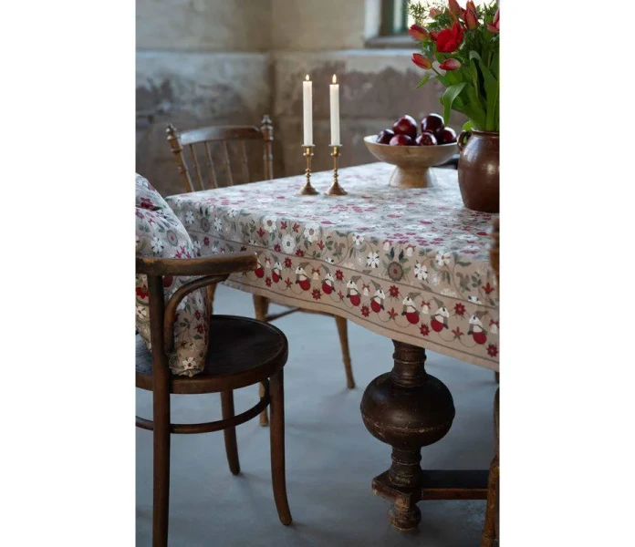 250342 222 60 40 fondaco julefrid punainen kuviollinen poytaliina 145 x 250 cm 2 kuva