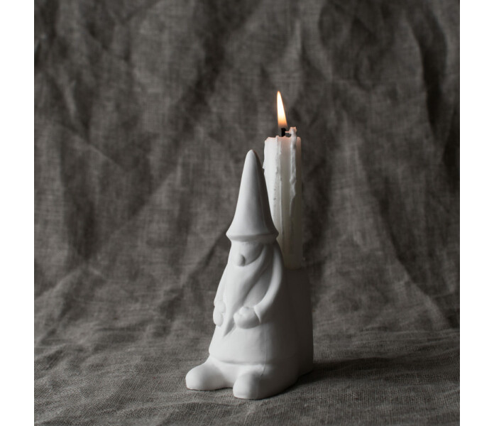 999157 storefactory hans tonttu valkoinen kynttilanjalka tomte vitt ljusstake kuva