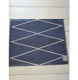 Pappelina Odd & Rare Max dark blue / vanilla 70 x 60 cm kuva