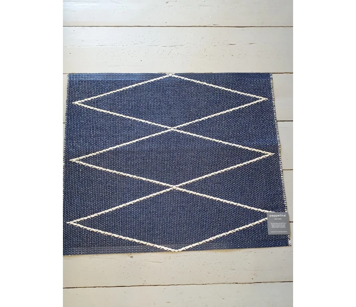 pappelina odd rare max dark blue vanilla muovimatto sisamatto ulkomatto ulkokayttoon ovimatto sininen vanilja valkoinen 70 x 60 cm kuva