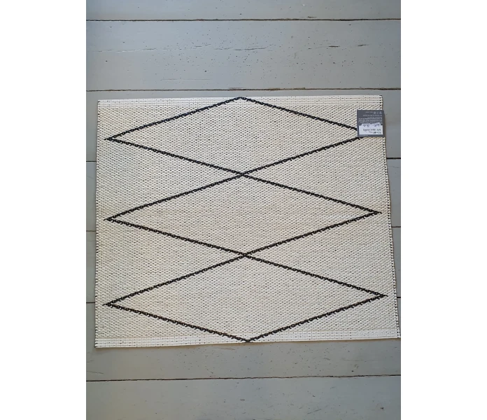 pappelina odd rare max black vanilla muovimatto sisamatto ulkomatto ulkokayttoon ovimatto musta vanilja valkoinen 70 x 60 cm 3 kuva