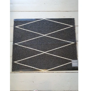 Pappelina Odd & Rare Max black / vanilla 70 x 60 cm kuva