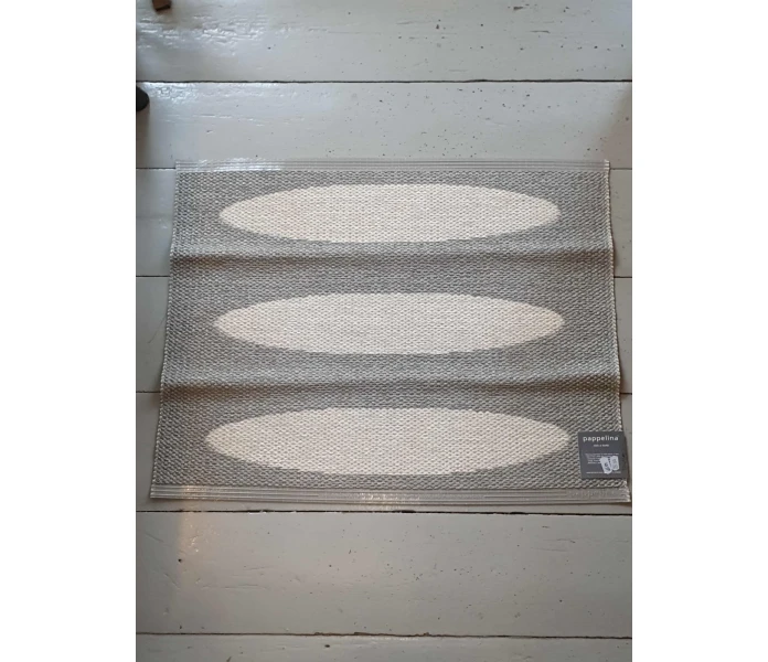 pappelina odd rare ella warm grey vanilla muovimatto sisamatto ulkomatto ulkokayttoon ovimatto harmaa vanilja valkoinen 70 x 60 cm 2 kuva