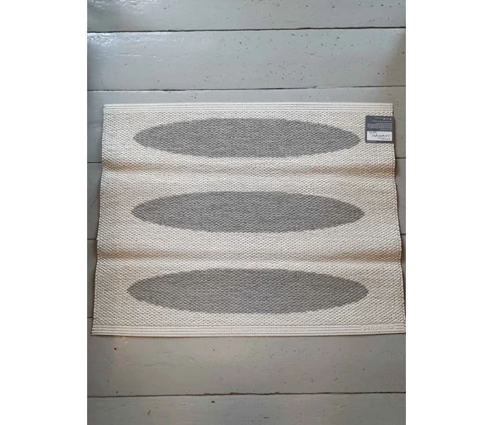 pappelina odd rare ella warm grey vanilla muovimatto sisamatto ulkomatto ulkokayttoon ovimatto harmaa vanilja valkoinen 70 x 60 cm kuva