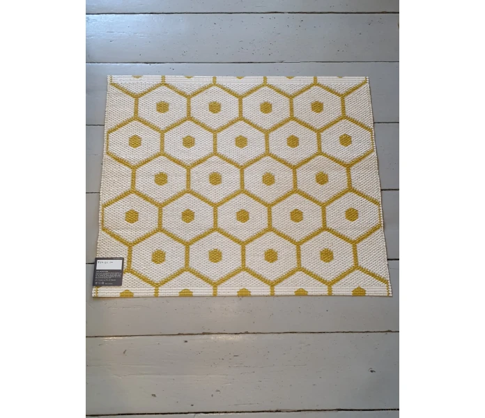 pappelina odd rare honey ochre vanilla muovimatto sisamatto ulkomatto ulkokayttoon ovimatto okra okran keltainen vanilja valkoinen 70 x 60 cm 1 kuva