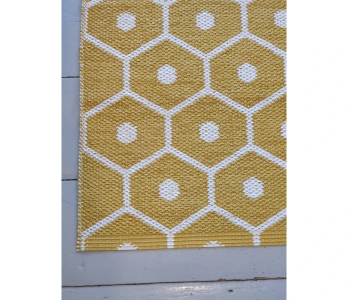 pappelina odd rare honey ochre vanilla muovimatto sisamatto ulkomatto ulkokayttoon ovimatto okra okran keltainen vanilja valkoinen 70 x 60 cm 2 kuva