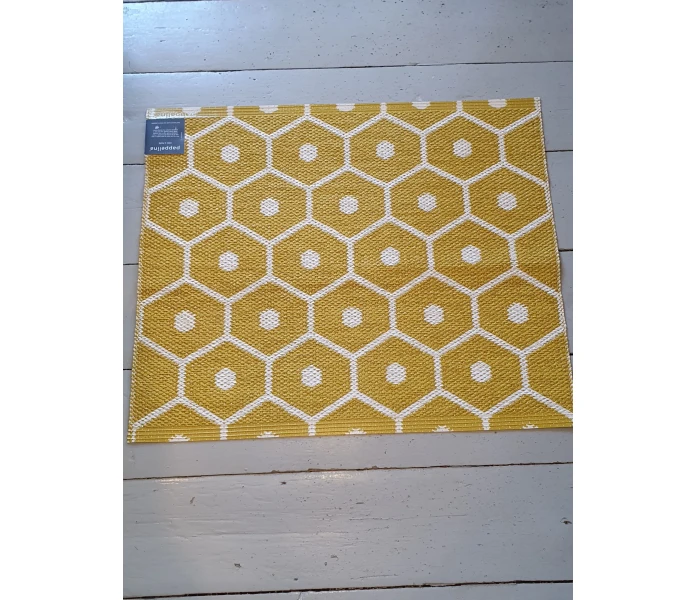 pappelina odd rare honey ochre vanilla muovimatto sisamatto ulkomatto ulkokayttoon ovimatto okra okran keltainen vanilja valkoinen 70 x 60 cm 3 kuva