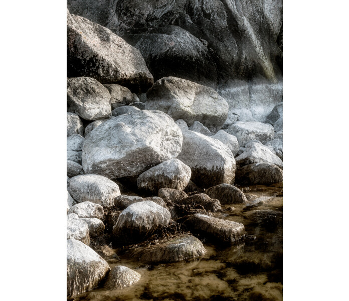 art by storefactory white stones kivia meren rannassa juliste posteri printti poster fotokonst stenar i havet 30 x 40 cm kuva