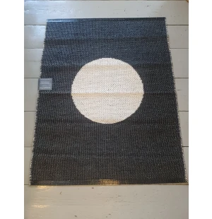 Pappelina Odd & Rare Vera black / vanilla  70 x 100 cm kuva