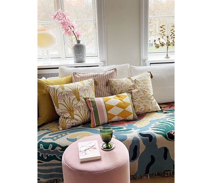 LA143 Vanilla fly pink cream strip sametti tyynynpaallinen kuddfodral sammet raidallinen randig vaaleanpunainen valkonen kerma randig ljusrod vit gradd 5 kuva