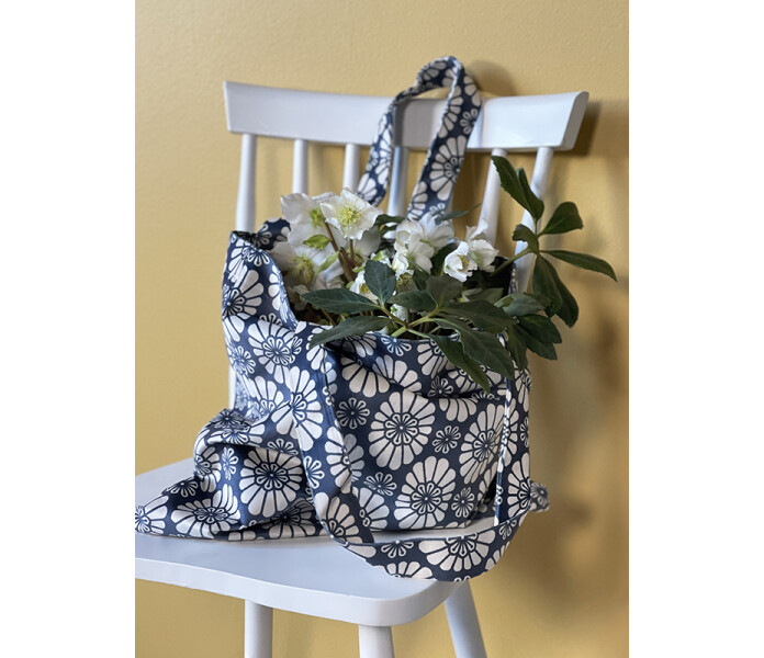 tote7e Vanilla fly flower power sametti kassi vaska sammet kukallinen blommig sininen valkoinen bla vit 2 kuva