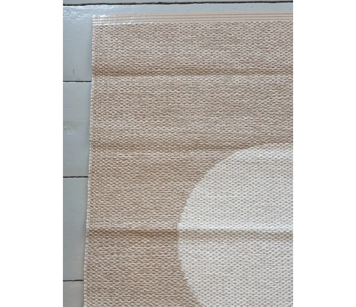 pappelina odd rare vera beige vanilla beige vanilja pallomatto muovimatto ovimatto ulkokayttoon sisakayttoon 70 x 90 cm 2 kuva
