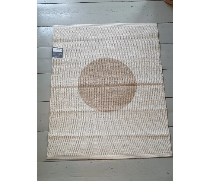 pappelina odd rare vera beige vanilla beige vanilja pallomatto muovimatto ovimatto ulkokayttoon sisakayttoon 70 x 90 cm 3 kuva
