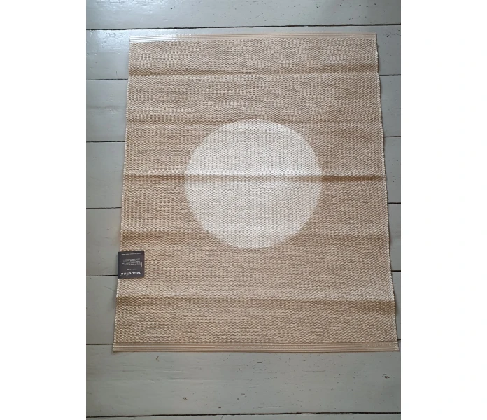 pappelina odd rare vera beige vanilla beige vanilja pallomatto muovimatto ovimatto ulkokayttoon sisakayttoon 70 x 90 cm kuva