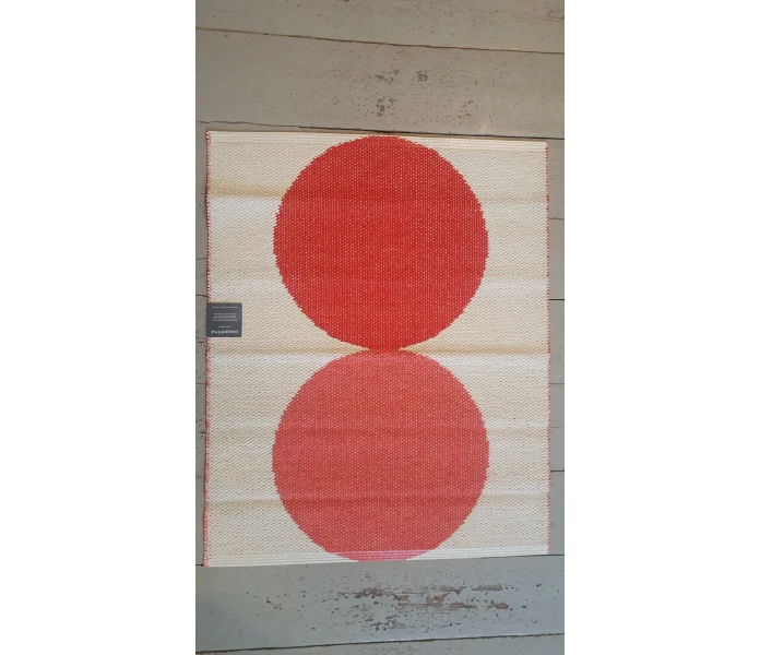 pappelina otto berry punainen muovimatto sisakayttoon ulkokayttoon pallomatto 70 x 90 cm kuva