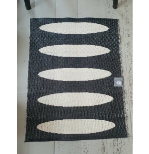 Pappelina Odd & Rare Ella black / vanilla 70 x 90 cm kuva