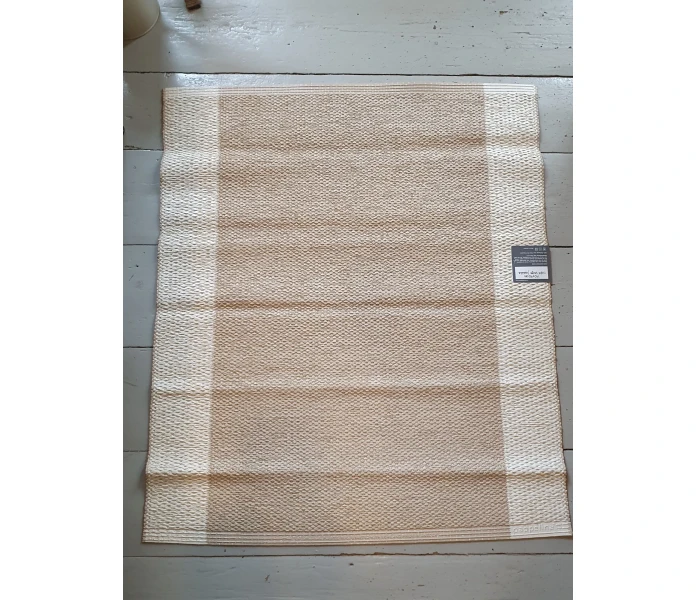 pappelina odd rare ilda vanilla beige muovimatto sisakayttoon ulkokayttoon beige vanilja 70 x 90 cm kuva