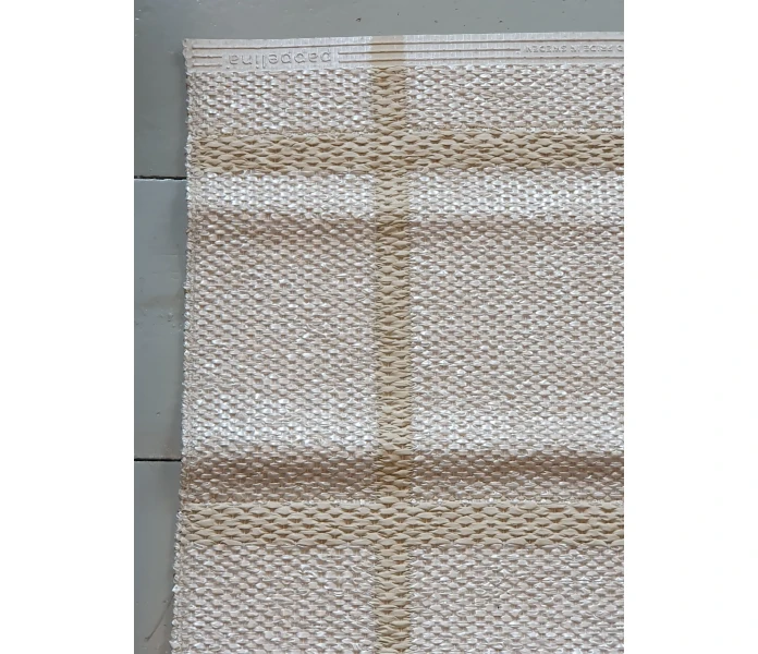 pappelina odd rare ada cream white metallic muovimatto sisakayttoon ulkokayttoon kerma metalli valkoinen 70 x 90 cm 2 kuva