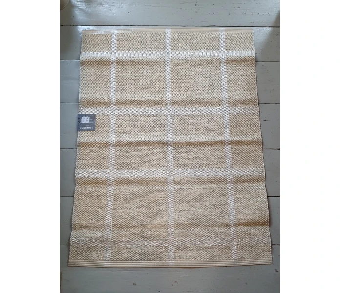 pappelina odd rare ada cream white metallic muovimatto sisakayttoon ulkokayttoon kerma metalli valkoinen 70 x 90 cm 3 kuva