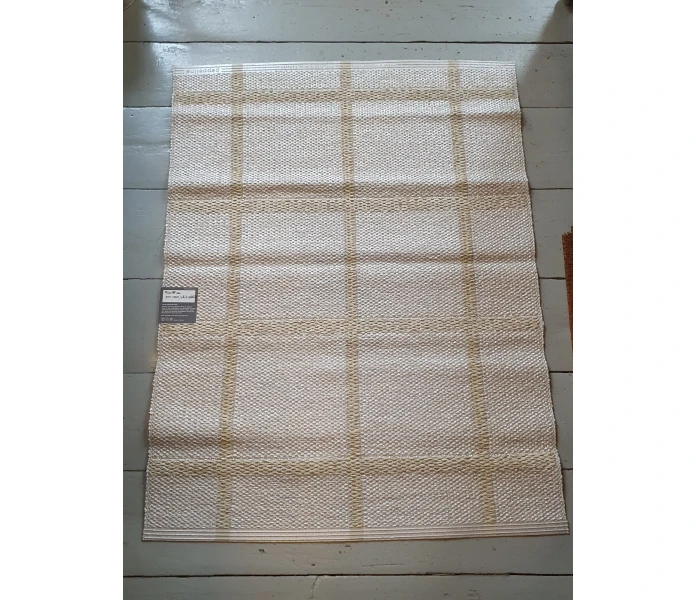 pappelina odd rare ada cream white metallic muovimatto sisakayttoon ulkokayttoon kerma metalli valkoinen 70 x 90 cm 4 kuva