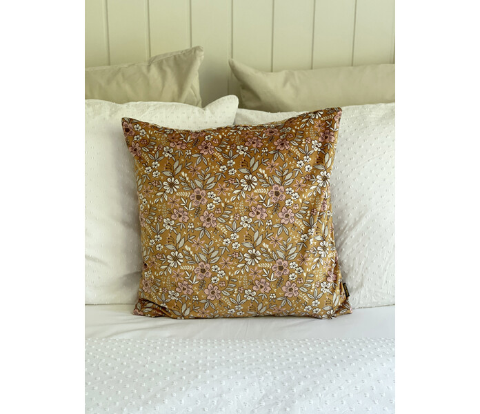 LA182 vanilla fly yellow spruce kukka kukallinen tyynynpaallinen samettia ruskea kuddfodral med blommorbrun 50 x 50 cm 3 kuva