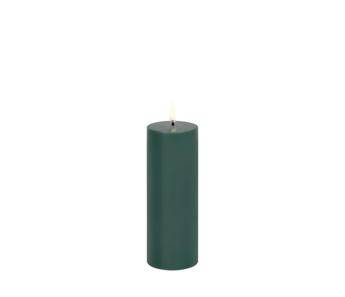 UL PI PG06015 uyuni pillar candle pine green smooth w5 8 x h15 2cm kuva