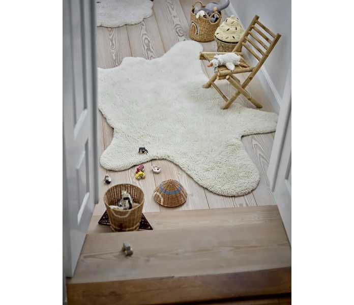 bloomingville bear karhun muotoinen talja taljan muotoinen villamatto villa matto villaa valkoinen 140 x 200 cm kuva