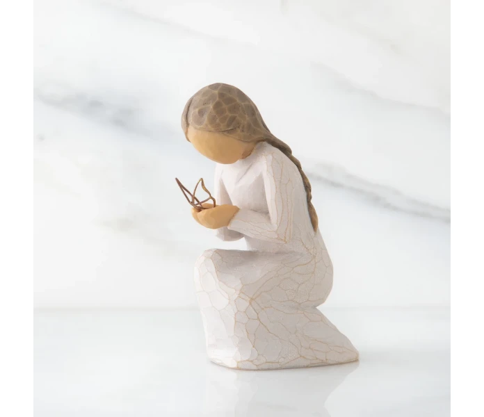 willow tree quiet wonder hahmo tytto perhonen kadessa kuva